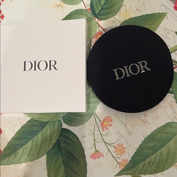 NIB Dior mirror with the original protective film Includes the Dior pocket case - Picture 5 of 6